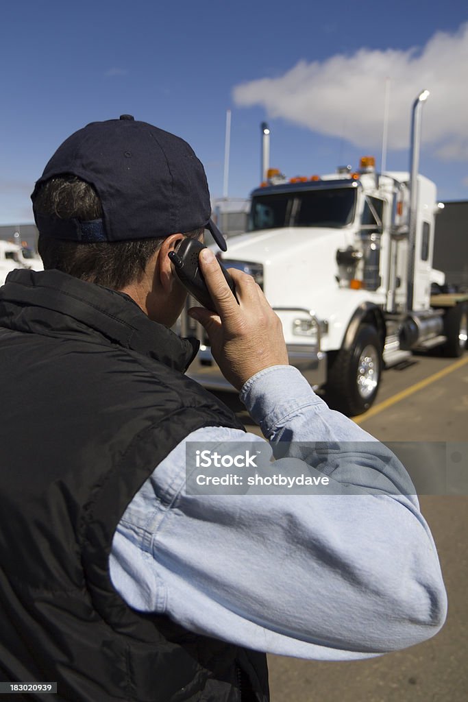 Truckstop appeler - Photo de Chauffeur routier libre de droits