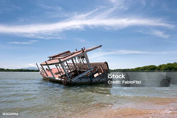 Photo libre de droit de Épave De Bateau banque d'images et plus d'images libres de droit de A l'abandon - A l'abandon, Absence, Bateau de plaisance