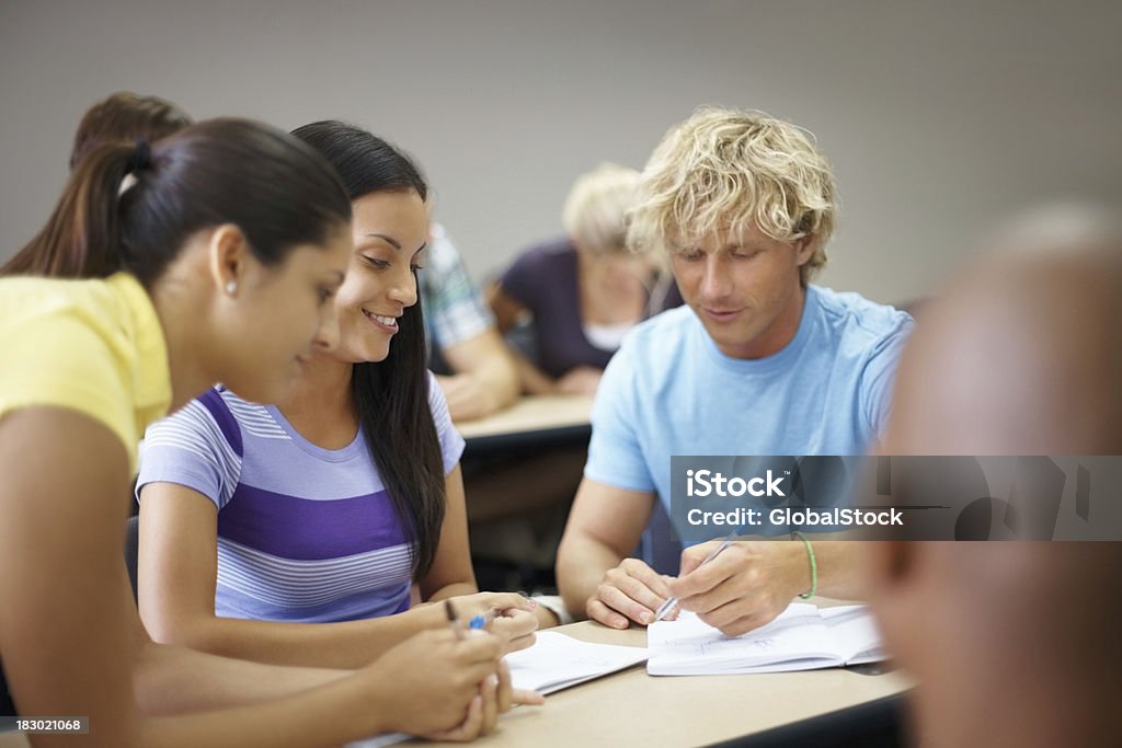 Young college amigos estudiando juntos en la clase - Foto de stock de 20 a 29 años libre de derechos