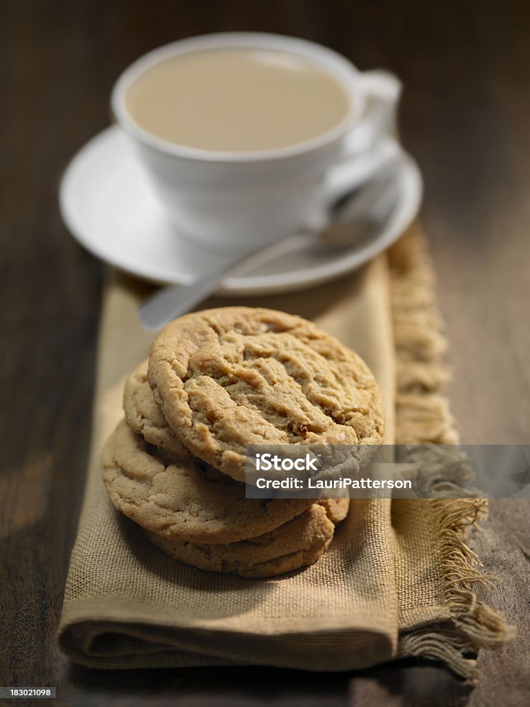 Cookies de Manteiga de Amendoim e uma chávena de chá - Royalty-free Bolacha Foto de stock