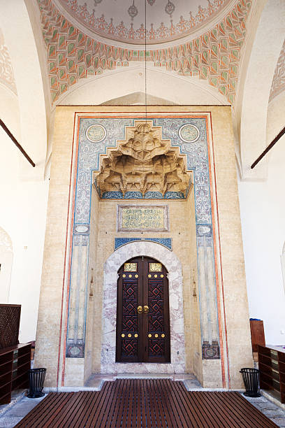 gazi husrev-pregare alla moschea di sarajevo, bosnia da 1531 - front door international landmark local landmark national landmark foto e immagini stock