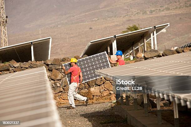 변화하는 패널 태양열 발전소에 대한 스톡 사진 및 기타 이미지 - 태양열 발전소, 건설 산업, 태양 에너지