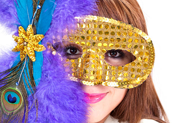 schönes lächeln mädchen xxxl gold mardi gras maske lila federn. - women masquerade mask mardi gras front view stock-fotos und bilder