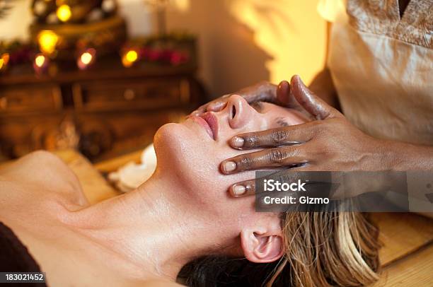 Foto de Massagem Ayurvédica e mais fotos de stock de Adulto - Adulto, Aromaterapia, Beleza