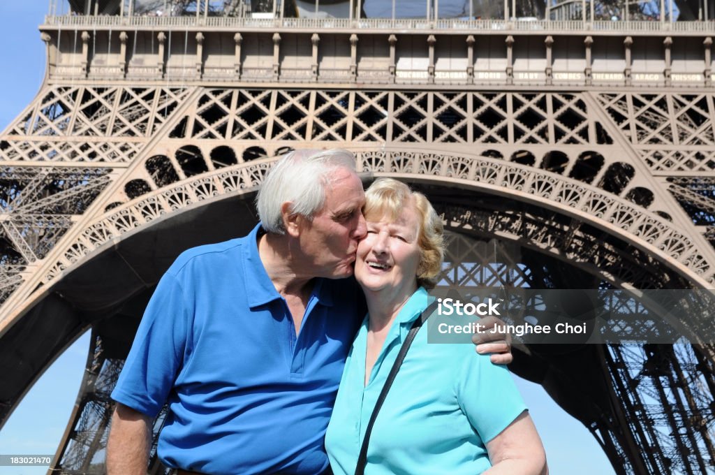 Coppia Senior nella parte anteriore della Torre Eiffel - Foto stock royalty-free di Coppia di età matura