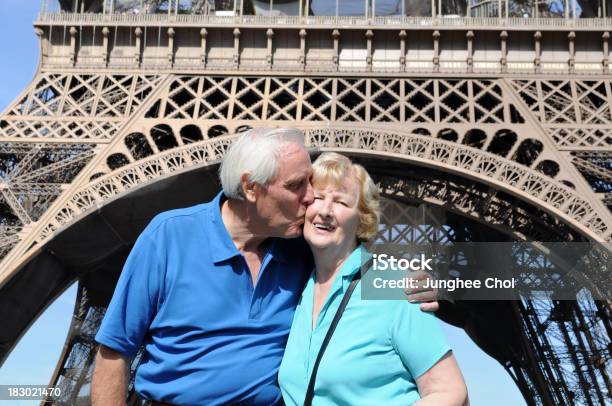 선임 커플입니다 앞에서 Eiffel Tower 중년 커플에 대한 스톡 사진 및 기타 이미지 - 중년 커플, 파리-일 드 프랑스, 2명