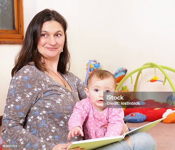 백인종 아기 여자아이 및 Carer Storytime 시 2명에 대한 스톡 사진 및 기타 이미지 - 2명, 40-49세, 6-11 개월