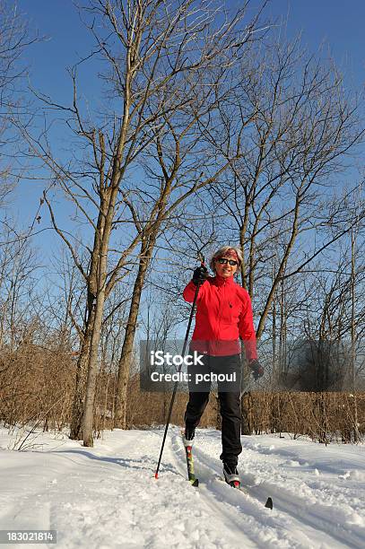 Mulher Esquiador Esporte De Inverno - Fotografias de stock e mais imagens de 30-39 Anos - 30-39 Anos, 50 Anos, 50-54 anos