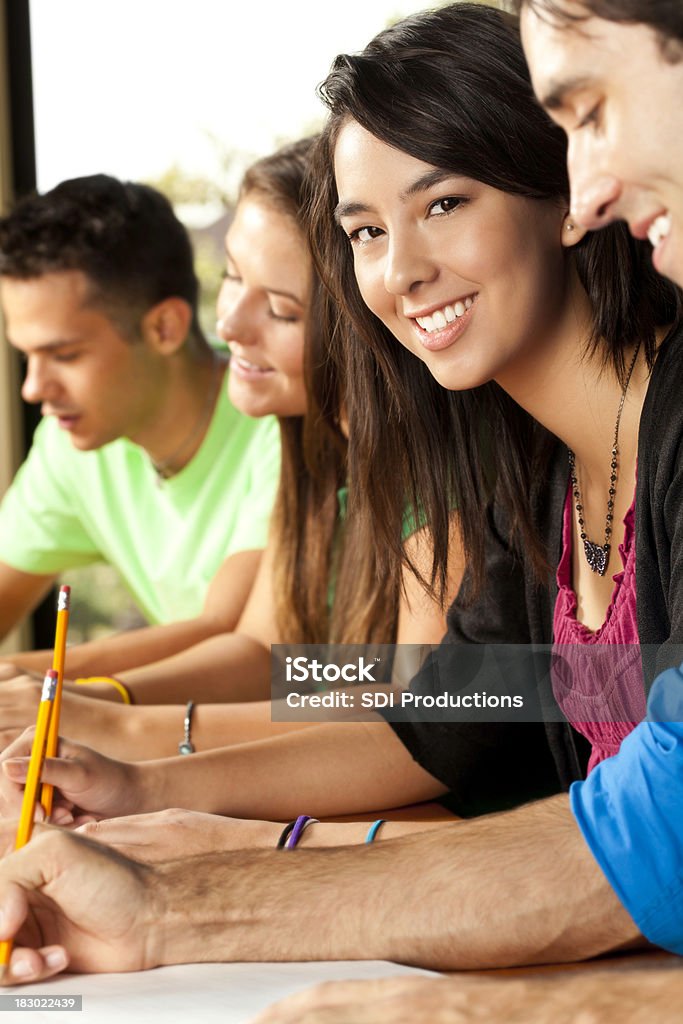 Mulher feliz Estudante universitário na classe com os alunos em Redor - Royalty-free Campus Foto de stock