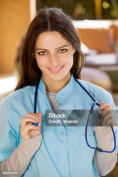 Zuversichtlich Ärztin Stockfoto und mehr Bilder von Arzt - Arzt, Attraktive Frau, Blick in die Kamera
