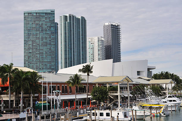 seaport y marina en miami con rascacielos - commercial dock harbor miami florida retail fotografías e imágenes de stock