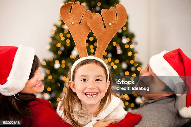 Śmiać Się Rodziny W Rogi I Santa Kapelusze Z Christmas Tree - zdjęcia stockowe i więcej obrazów Boże Narodzenie
