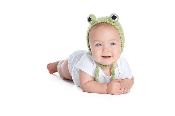 귀여운 아기 입고 뜨개질하다 또는 크로셰 개구리 모자 - crochet knitting hat wool 뉴스 사진 이미지