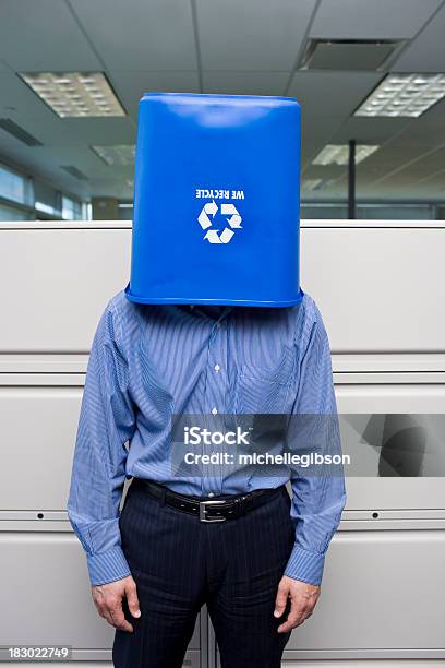 Recycling Stockfoto und mehr Bilder von Geschäftsleben - Geschäftsleben, Recycling, Halten