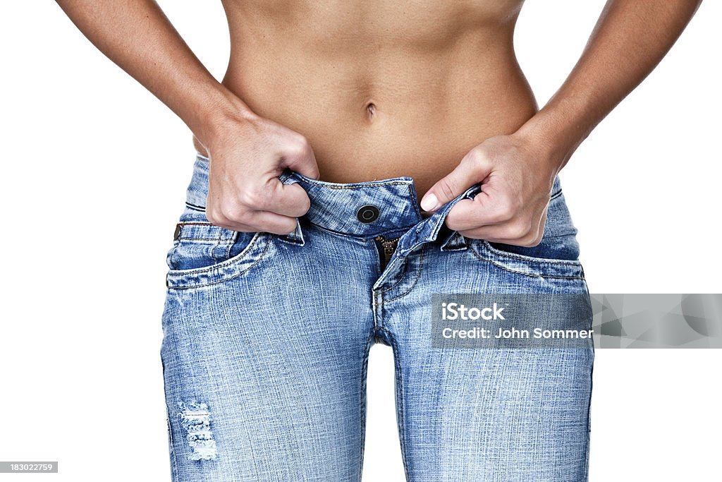 Mulher tentando botão jeans justo - Foto de stock de Abotoar royalty-free