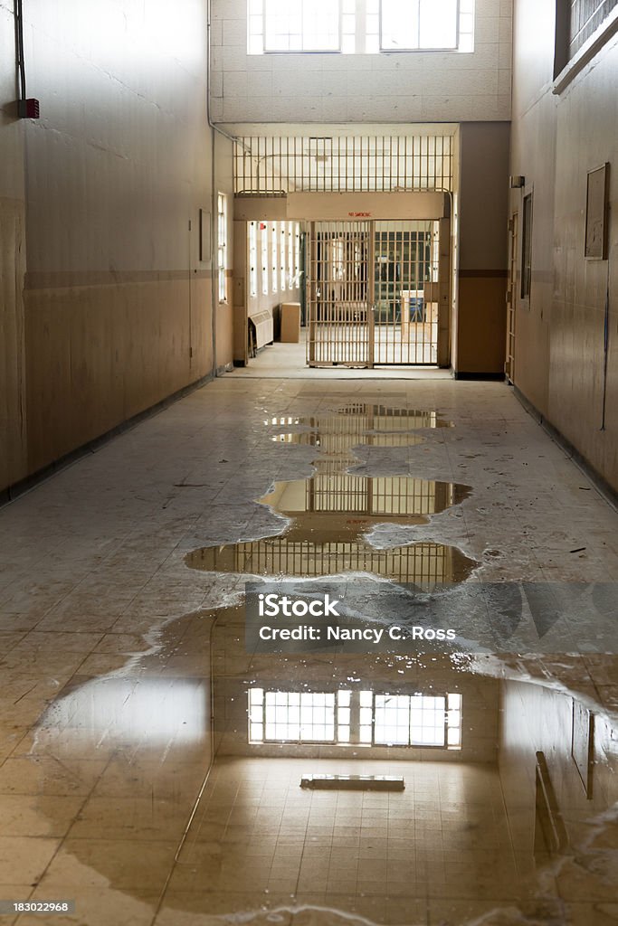 Reflexo de prisão janelas, livre de corredor - Foto de stock de Danificado royalty-free