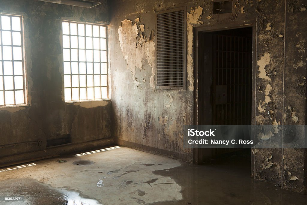 La lumière du soleil pénètre à travers les grandes fenêtres de la Prison - Photo de A l'abandon libre de droits