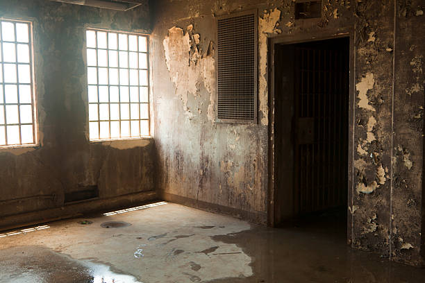 햇빛 냇가와 늙음 프리즌 창문을 통해 - prison indoors inside of puddle 뉴스 사진 이미지