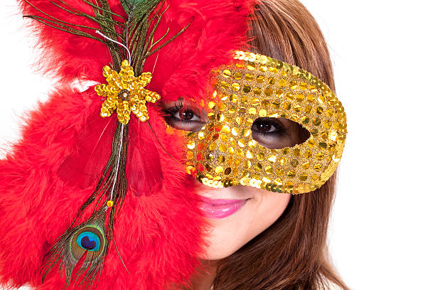 schönes lächeln mädchen xxxl gold mardi gras maske red federn. - women masquerade mask mardi gras front view stock-fotos und bilder