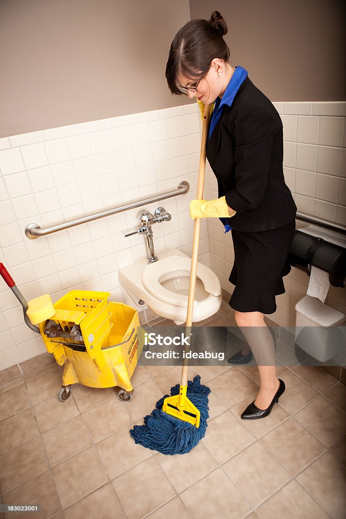 Mujer de negocios Mopping pisos de azulejos de baño - Foto de stock de 20 a 29 años libre de derechos