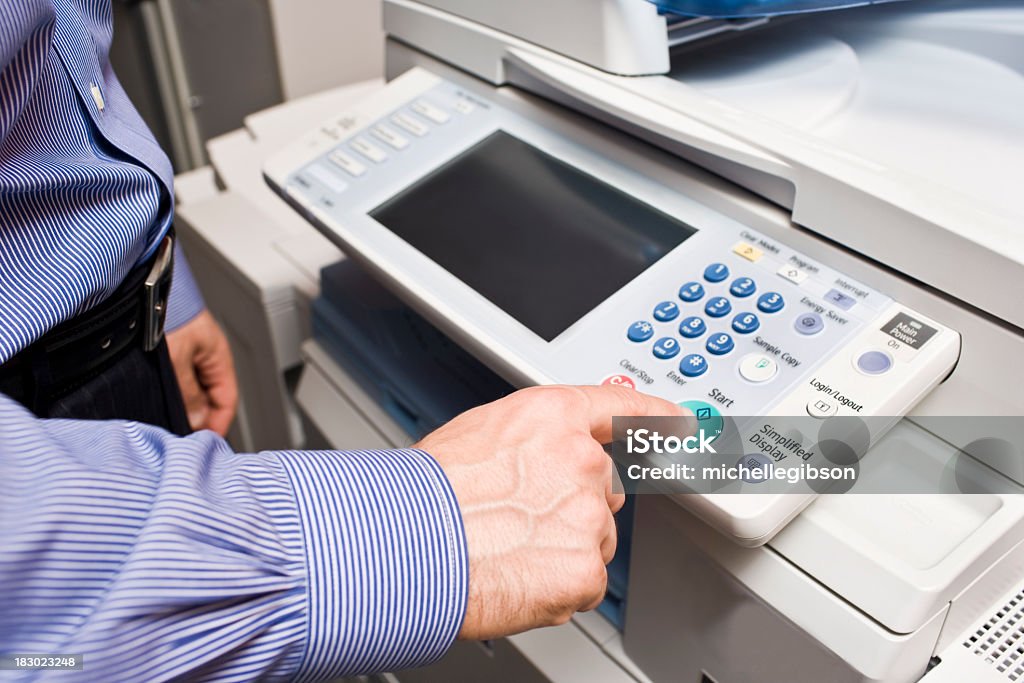 Homem de negócios fazendo uma fotocópia na copiadora - Foto de stock de Fotocopiadora royalty-free