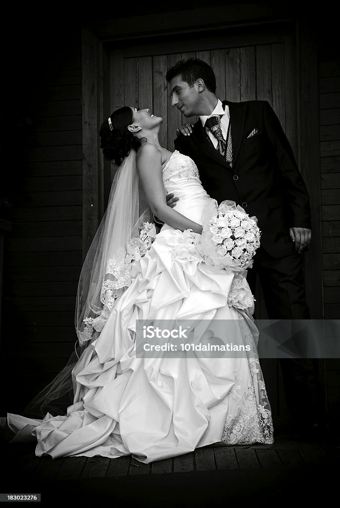 Danse de Couple de jeunes mariés - Photo de Danser libre de droits