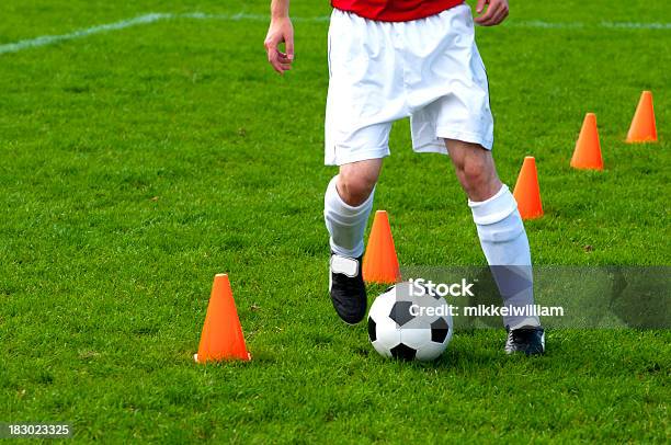 Piłka Nożna Piłka Nożna Gracz Ćwiczeń Z Biegania Z Piłki Nożnej - zdjęcia stockowe i więcej obrazów Aktywność sportowa