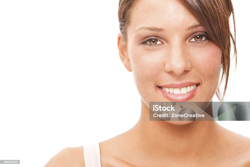 아름다운 피티니스 스포티 brunette 여자아이 클로즈업 웃으세요 흰색 바탕에 그림자와 - 로열티 프리 갈색 눈 스톡 사진