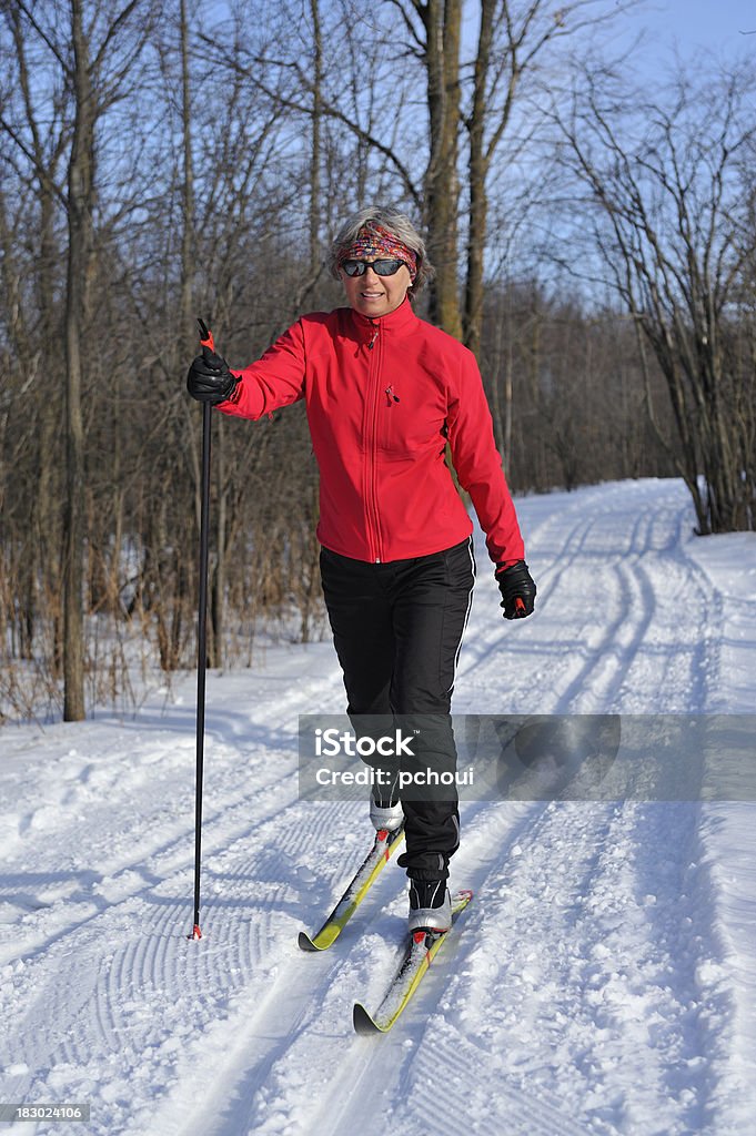 Mulher feliz, esqui cross-country, esportes de inverno - Foto de stock de 30 Anos royalty-free