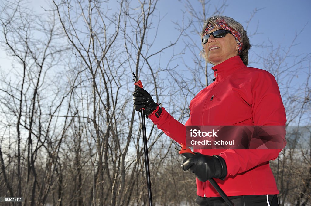 웃는 여자 crosscountry 스키타기, 겨울 스포츠 - 로열티 프리 30-39세 스톡 사진
