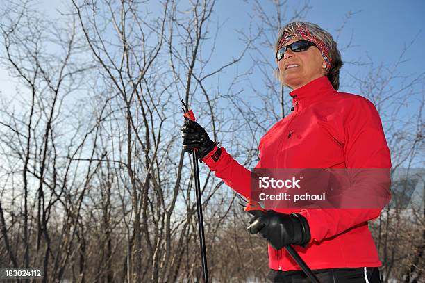 웃는 여자 Crosscountry 스키타기 겨울 스포츠 30-39세에 대한 스톡 사진 및 기타 이미지 - 30-39세, 50-54세, 50-59세