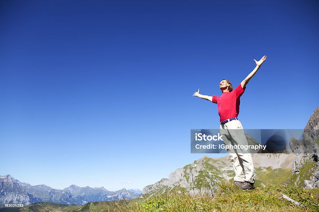 Wanderer auf Berg mit Outstreched Armen als Symbolising Positive Freiheit - Lizenzfrei Abenteuer Stock-Foto