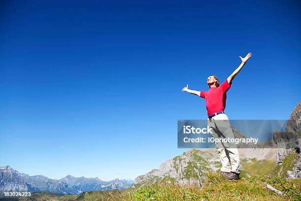 Wanderer Auf Berg Mit Outstreched Armen Als Symbolising Positive Freiheit Stockfoto und mehr Bilder von Abenteuer