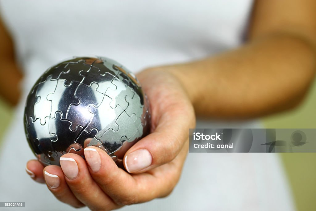 Puzzle del globo in mano - Foto stock royalty-free di Rompicapo