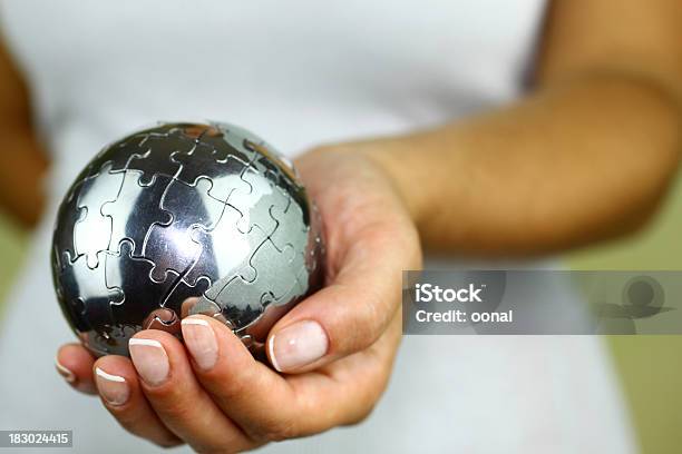 Puzzle Del Globo In Mano - Fotografie stock e altre immagini di Rompicapo - Rompicapo, Planisfero, Natura