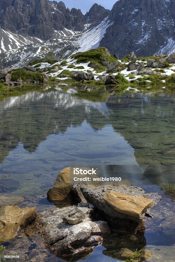 Steine in einem kleinen See - Lizenzfrei Alpen Stock-Foto