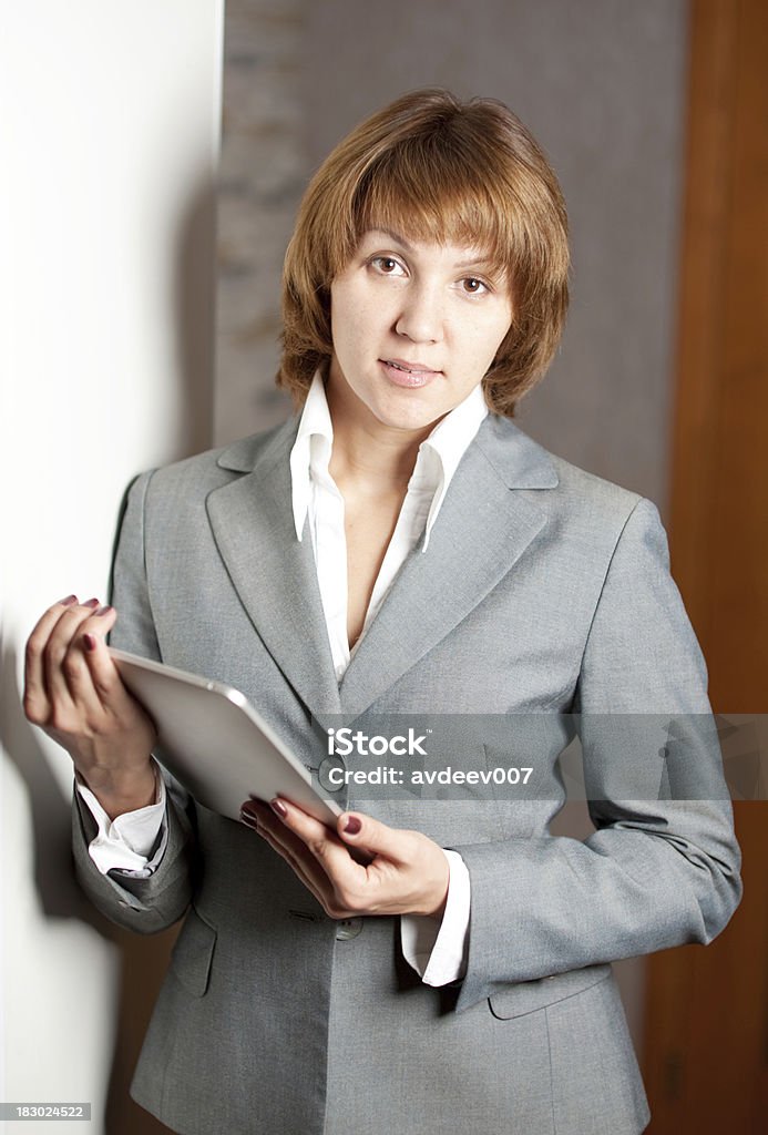 Geschäftsfrau holding ein touchpad-PCs - Lizenzfrei Anzug Stock-Foto