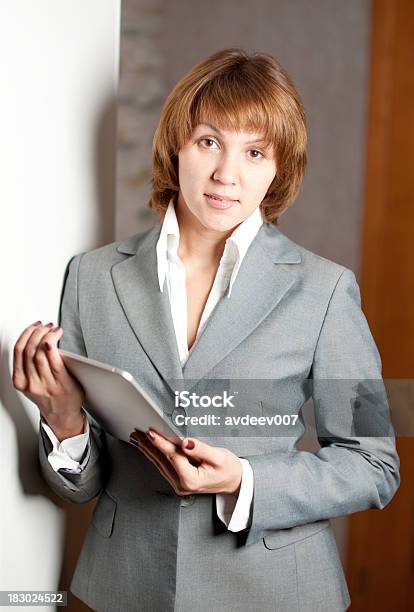 Geschäftsfrau Holding Ein Touchpadpcs Stockfoto und mehr Bilder von Anzug - Anzug, Ausrüstung und Geräte, Blick in die Kamera