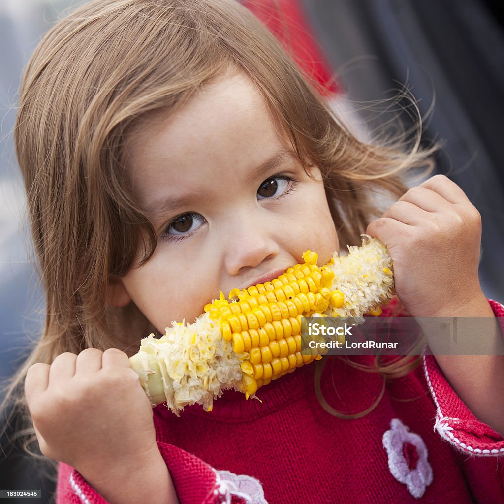 Ест кукуруза - Стоковые фото 2-3 года роялти-фри