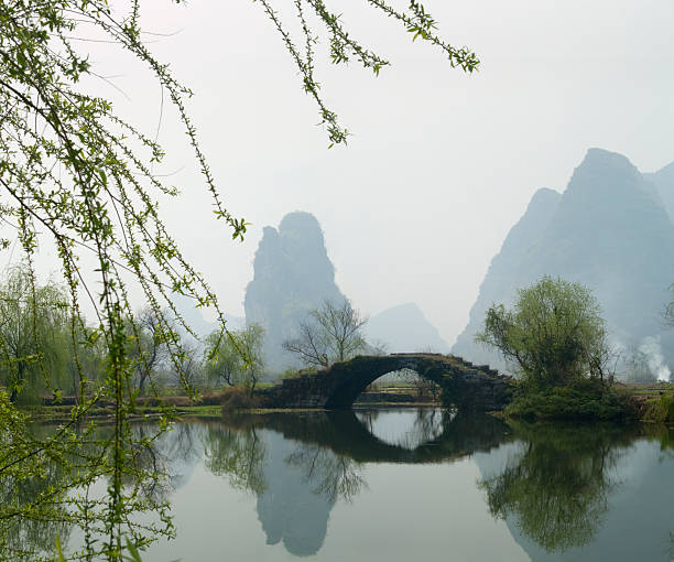 ponte di pietra antico arco - bridge beauty in nature travel destinations yangshuo foto e immagini stock