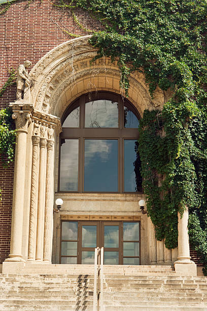 高等教育カレッジ石の彫刻を施した、ツタで覆われたフロントドアのすぐ - staircase steps education stone ストックフォトと画像