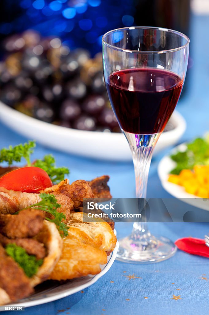 Close-up da mesa de festa com vinho e alimentos - Royalty-free Assado Foto de stock