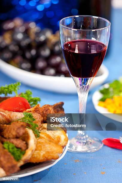 Closeup Da Mesa De Festa Com Vinho E Alimentos - Fotografias de stock e mais imagens de Assado - Assado, Bebida, Bebida Alcoólica