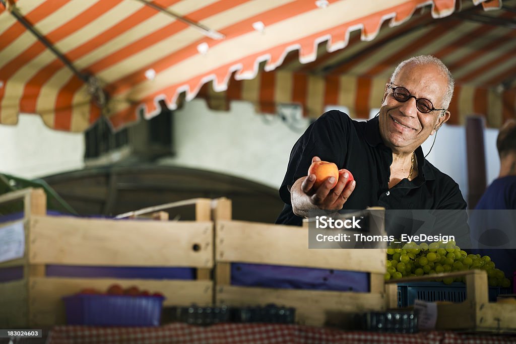 Homem maduro mostrando pêssegos no Mercado - Royalty-free Afro-americano Foto de stock