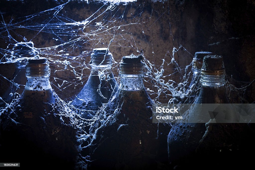 Vintage vinho com muita cobwebs - Foto de stock de Antigo royalty-free