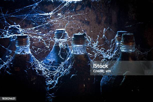 Foto de Vintage Vinho Com Muita Cobwebs e mais fotos de stock de Antigo - Antigo, Aranha - Aracnídeo, Bebida