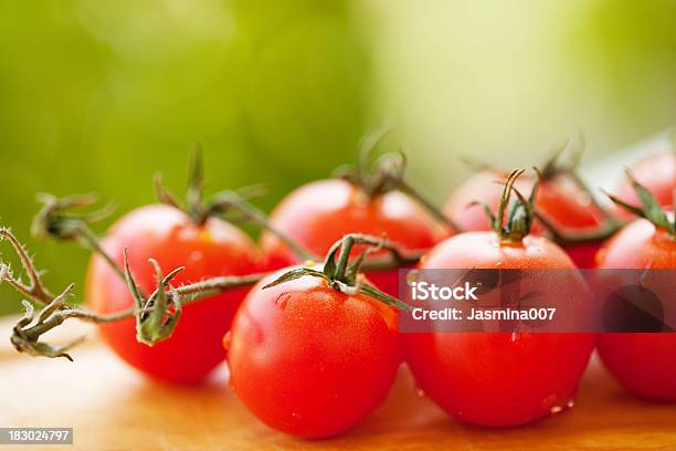 Świeże Pomidorek Cherry - zdjęcia stockowe i więcej obrazów Bez ludzi - Bez ludzi, Czerwony, Dojrzały