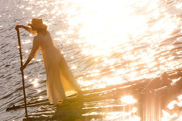bella donna su una zattera di legno - women courage water floating on water foto e immagini stock