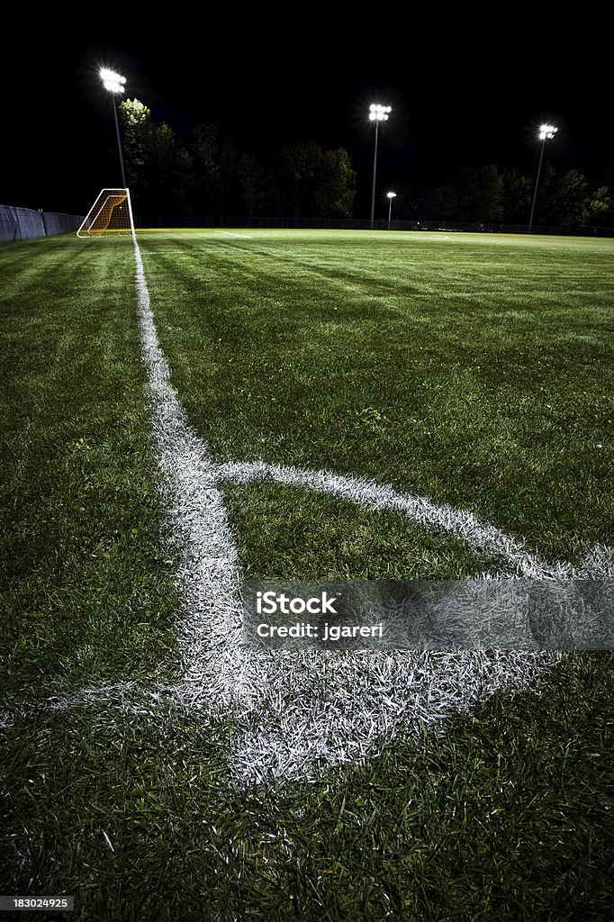 Campo de fútbol en la noche - Foto de stock de Césped libre de derechos
