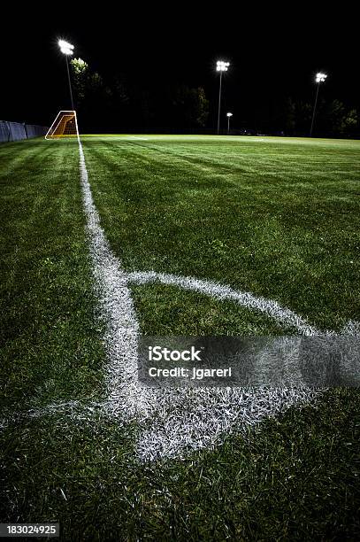 Campo De Fútbol En La Noche Foto de stock y más banco de imágenes de Césped - Césped, Fútbol, Portería - Deporte